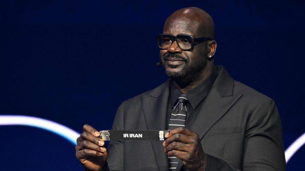 La leyenda americana de basket, Shaquille O’Neal muestra la cartulina de Iran durante el sorteo del Mundial USA 2026