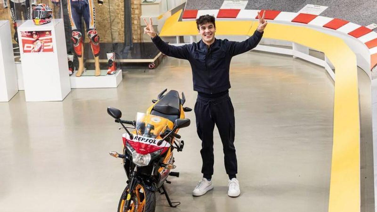Óscar Casas recibiendo su regalo de Repsol