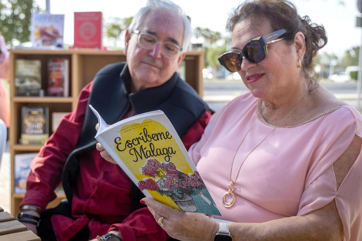 Una pareja lee uno de los libros.