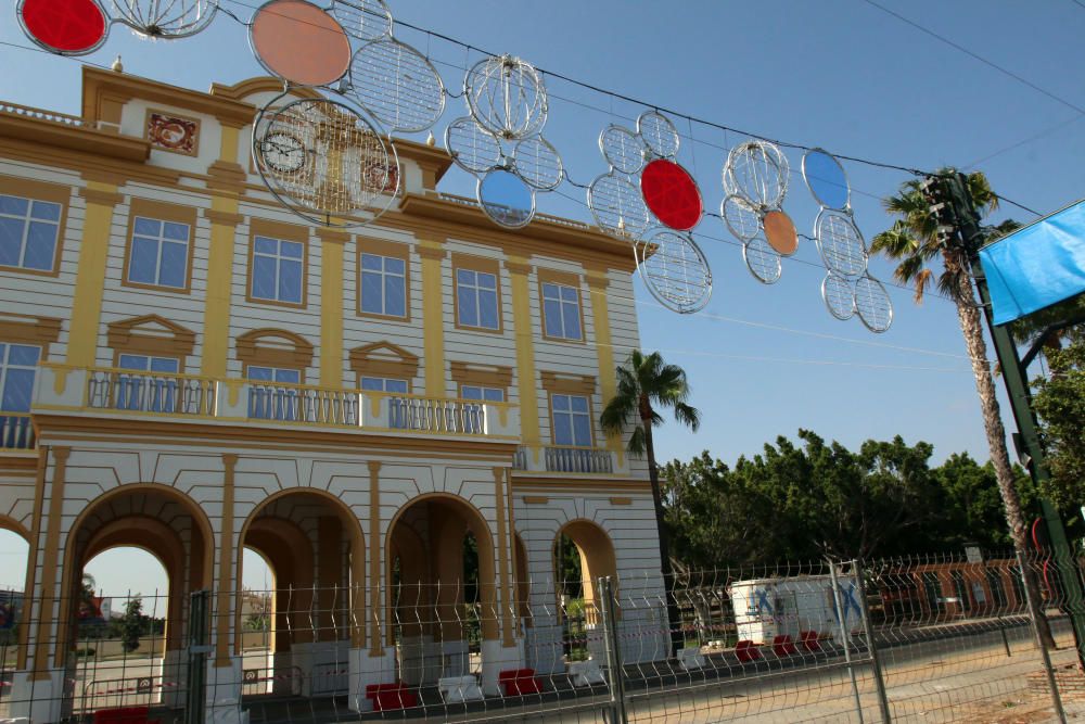 Comienzan los preparativos y el montaje de la portada y las casetas de cara a la semana de fiesta del 12 al 21 de agosto