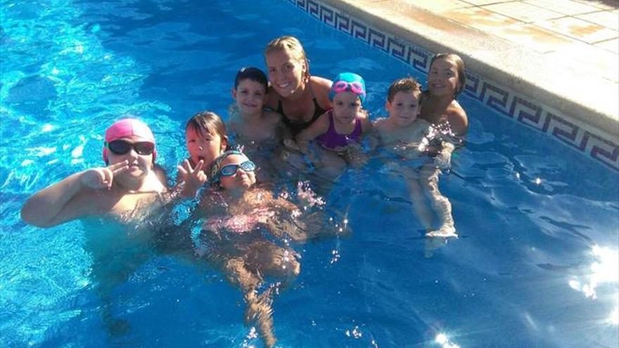 Los niños perfeccionan la técnica en la piscina