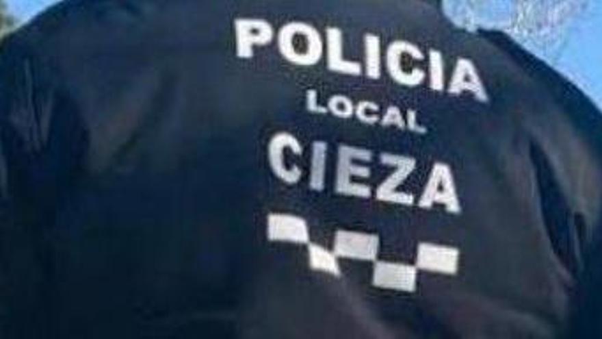 Un policía local de Cieza se mata de un tiro en la cabeza en el patio del cuartel