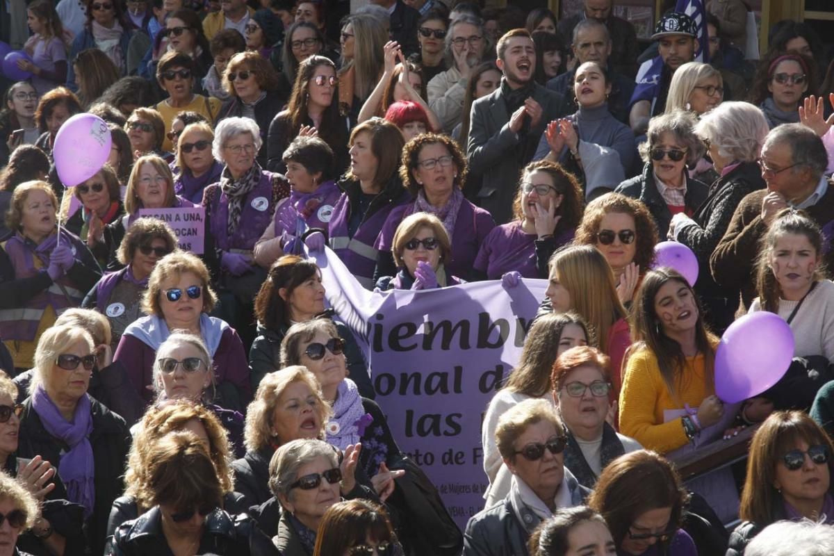 Multitudinaria manifestación contra la violencia hacia la mujeres