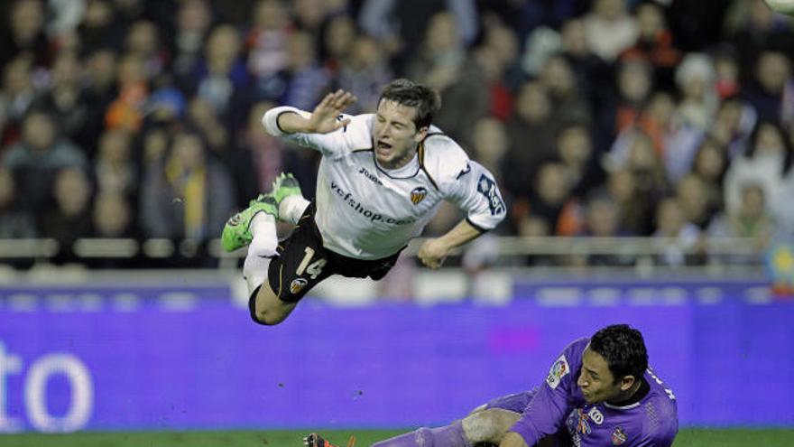 Pablo Piatti vuela por el aire tras recibir la entrada de Navas, que acabó lesionado, en la acción que supuso el tercer gol valencianista.