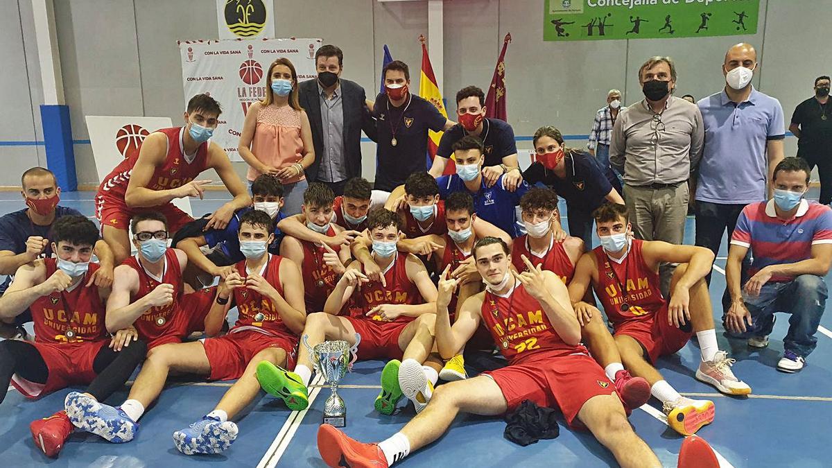 Los jugadores del UCAM Murcia, celebrando el triunfo. | BENITO GARCÍA