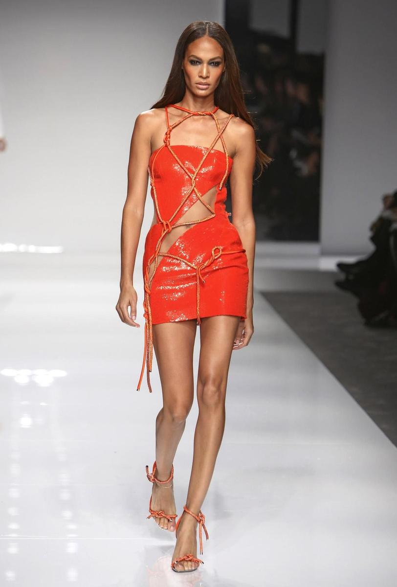 Joan Smalls en el desfile de Versace Alta Costura