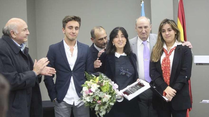 Por la izquierda, el expresidente de la Cámara Francisco Menéndez, Eduardo Manso, Heriberto Menéndez, Eva Tessier, Luis Esteban Alcaide y Lucía Manso, ayer, en el homenaje en el pabellón de La Magdalena.