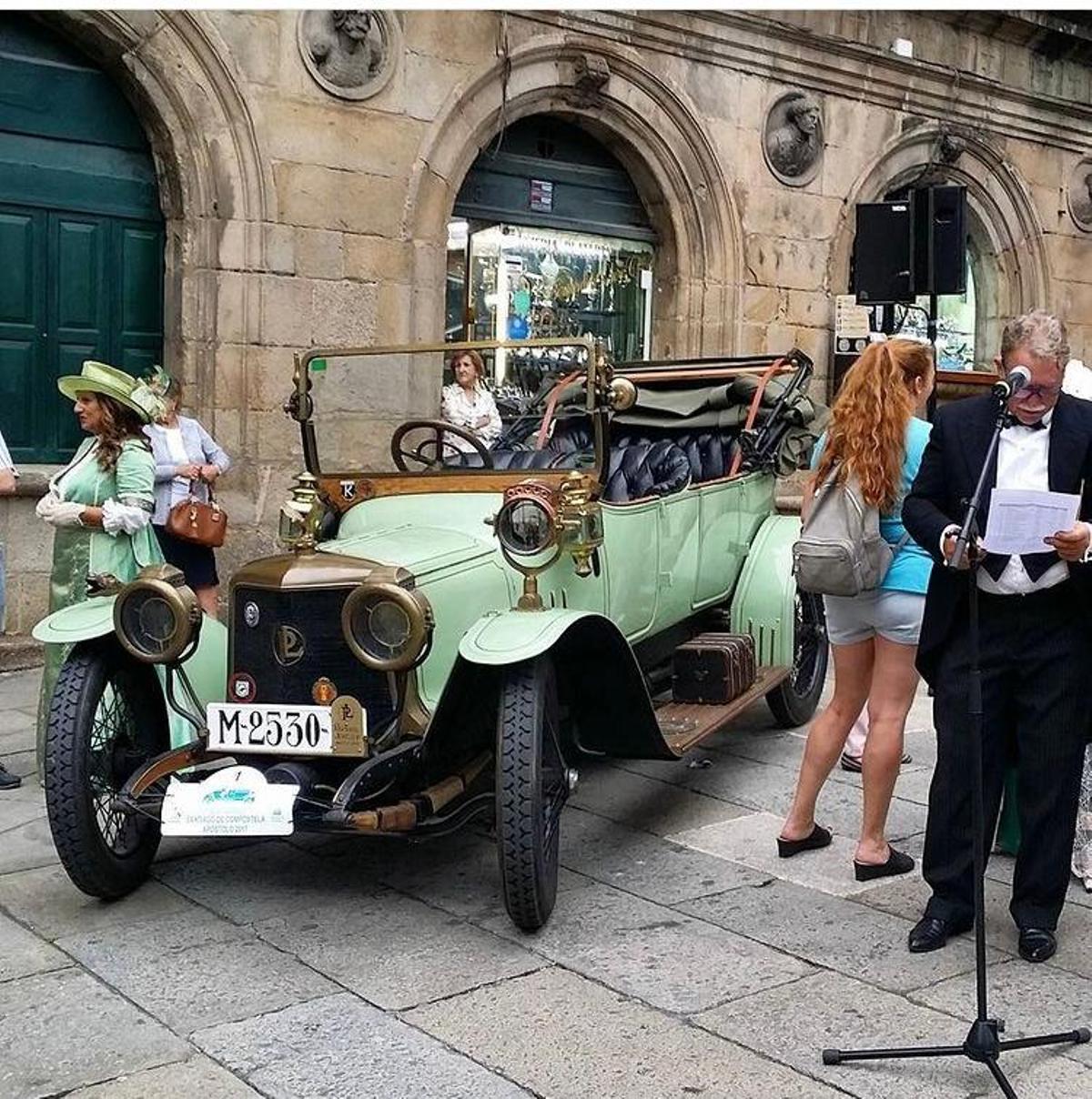 Emilio Fraga, con una de sus ‘joyas’, un Panhard et Levassor de 1912.