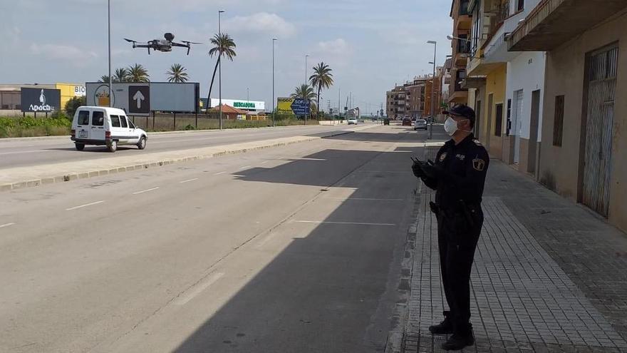 Uno de los agentes que maneja los drones.