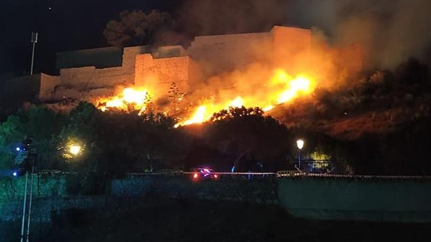 Incendio en las faldas del Castillo de Orpesa