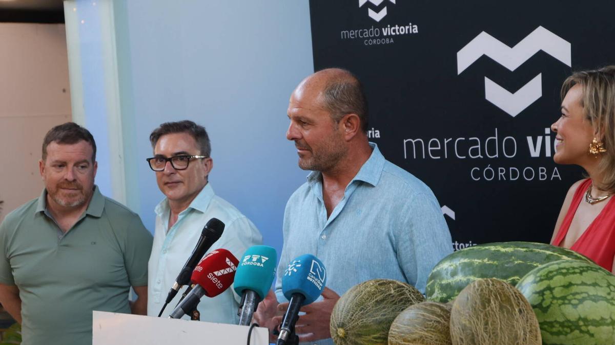 Miguel Ruz detalla la programación de las jornadas ante una muestra de melones de Montalbán en el Mercado Victoria.