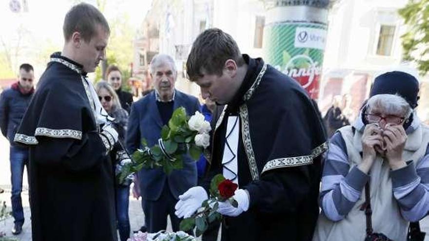 Entierro de una víctima de los choques del viernes en Odesa. // Reuters