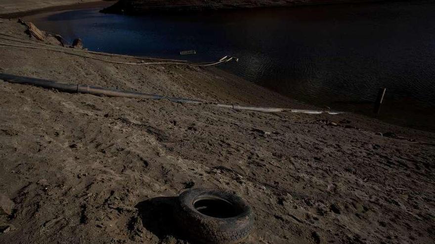 La captación de agua de Palacios y Andavías en el embalse, al descubierto como consecuencia de la sequía.