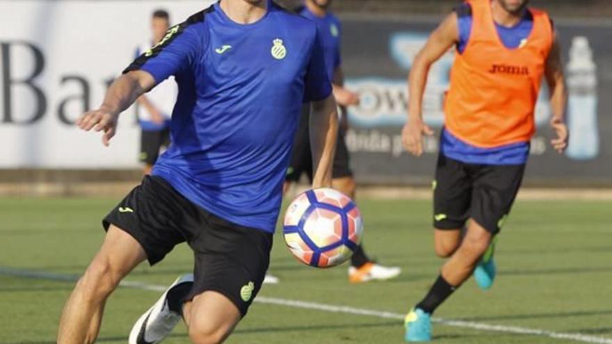 Adrián Dalmau, durante un entrenamiento con el Espanyol la pasada temporada.