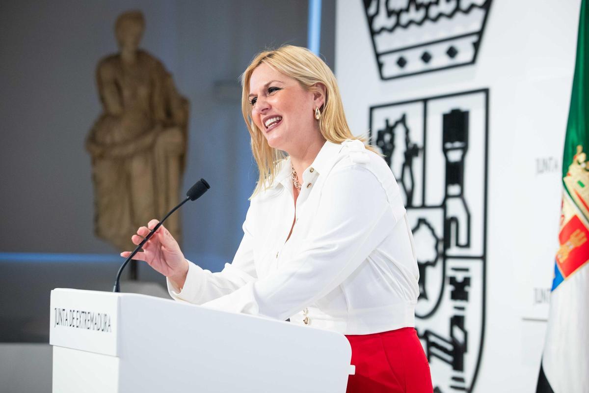 La portavoz de la Junta de Extremadura y consejera de Hacienda en funciones, Elena Manzano.