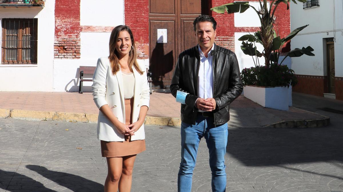 La edil de Patrimonio, María Ángeles Ruiz, y el alcade de Torrox, Óscar Medina, ante la ermita de San Roque.