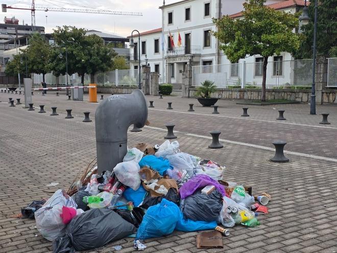 El problema de la basura en el Puerto de Vilagarcía parece enquistarse