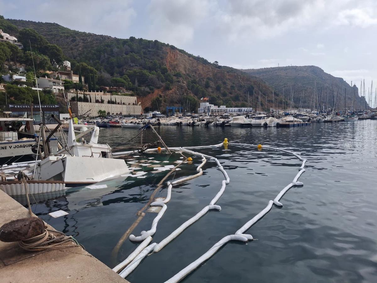 El barco, rodeado de la barrera anticontaminación