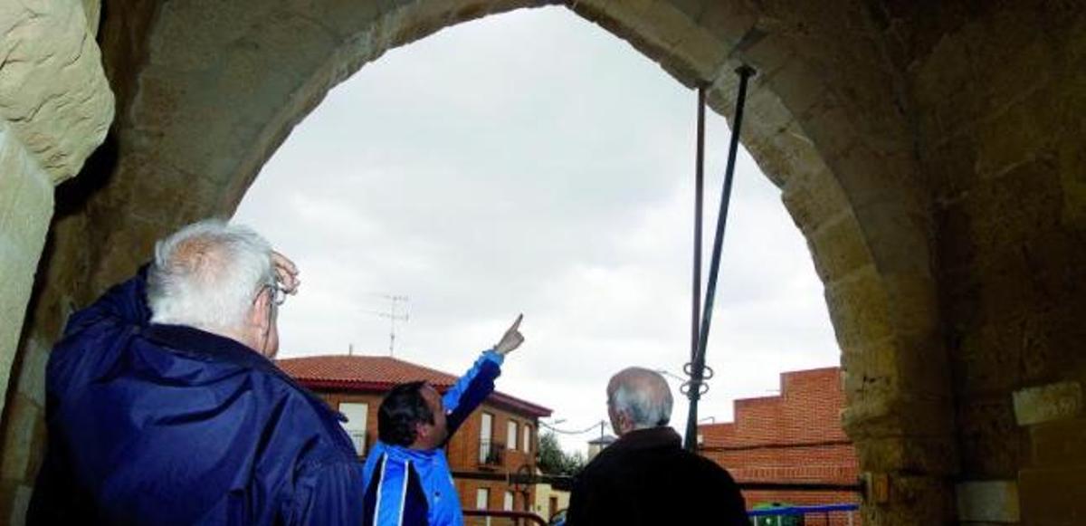Marcas de los roces provocados  por el vehículo en el primero de los arcos.