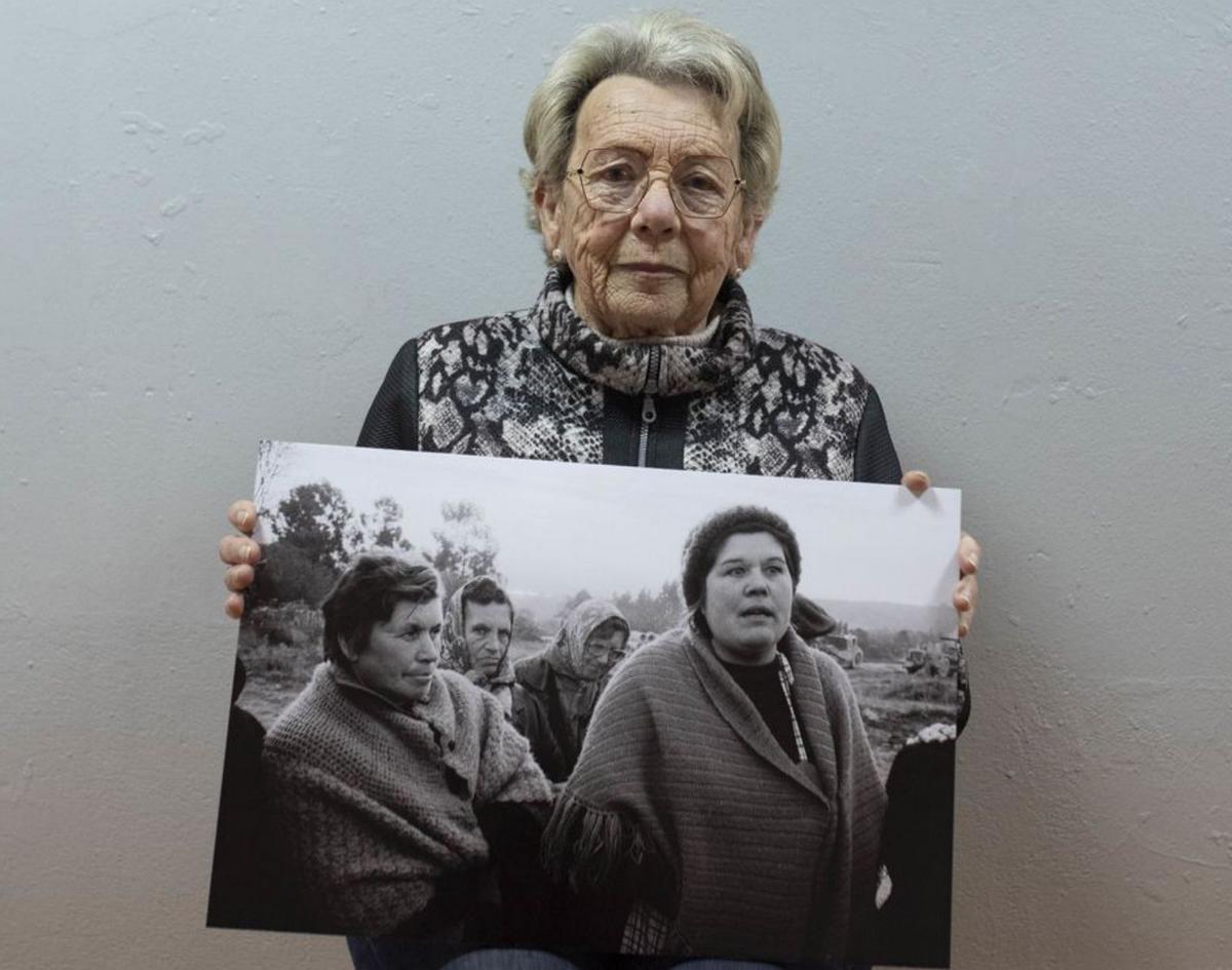 Fina Casal posa coa foto da súa nai, Pilar Fidalgo.