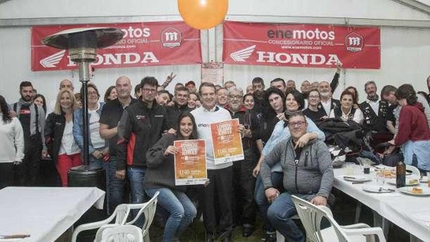 El alcalde (c.), con los moteros en una carpa en el parque forestal de Beade. // Cristina Graña