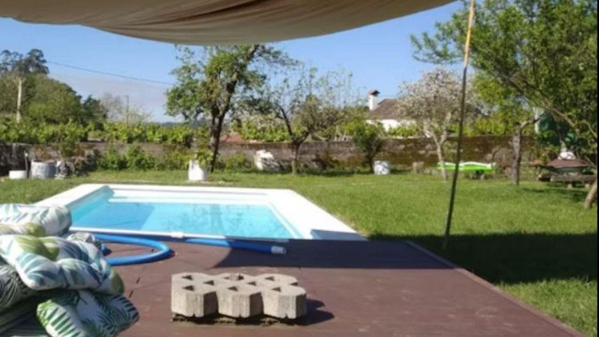 Uno de los jardines con piscina que se alquilan en el área de Vigo este verano.