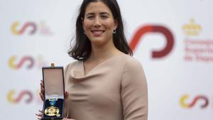 El presidente del Consejo Superior de Deportes (CSD) y secretario de Estado para el Deporte, Víctor Francos (2i), antes de entregar la medalla de oro de la Real Orden del Mérito Deportivo (ROMD) a la tenista Garbiñe Muguruza (d), campeona del torneo de Roland Garros en 2016 y del de Wimbledon en 2017, este miércoles. EFE/ Kiko Huesca