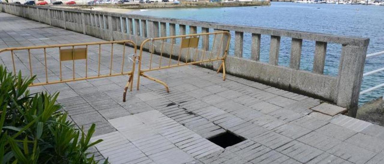 El Concello valló ayer la zona del paseo en la que se localizó el socavón. |   // GONZALO NÚÑEZ