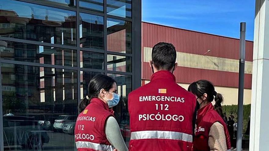 Los tres psicólogos emergencistas, ante el tanatorio. | PSICOEMERGENCIAS CV