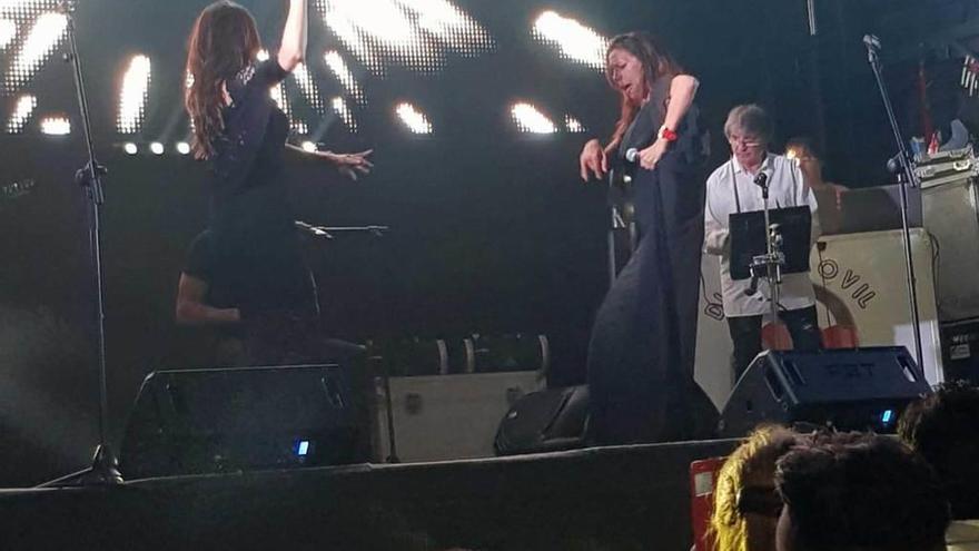 Las hermanas Toñi y Encarna Salazar, durante su concierto en Tuilla en la noche del sábado.