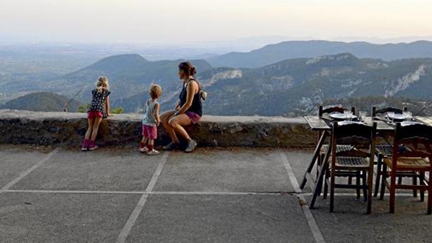 Einer der kühlsten und schönsten Orte Mallorcas - Abendstimmung auf der Terrasse am Castell d?Alaró