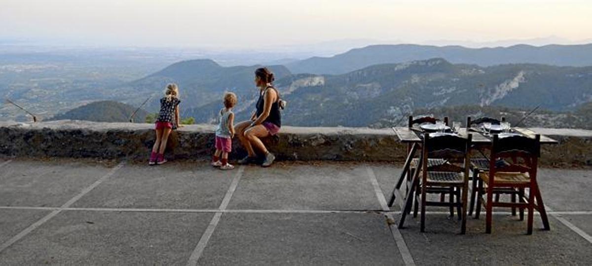 Einer der kühlsten und schönsten Orte Mallorcas - Abendstimmung auf der Terrasse am Castell d?Alaró
