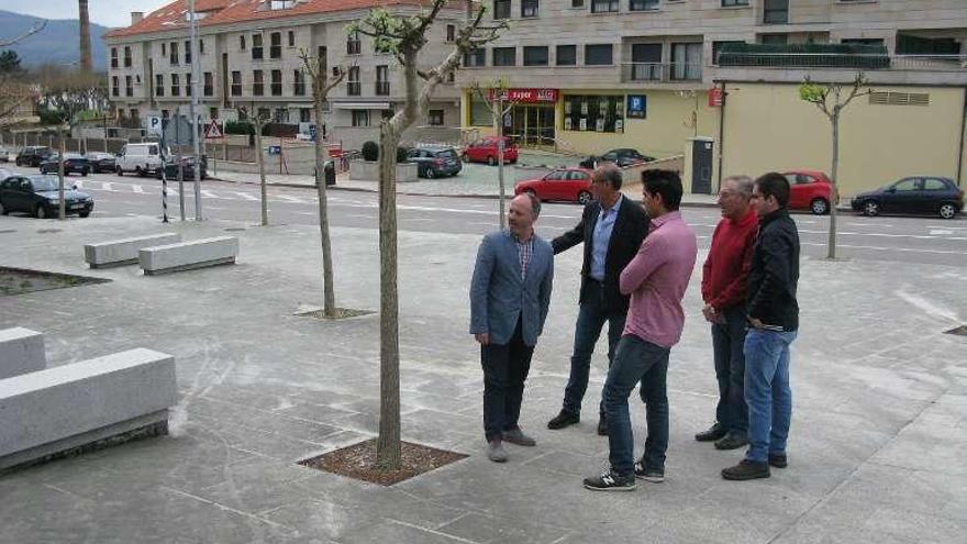 Alcalde y ediles muestran la parcela de la futura biblioteca al diputado David Regades.