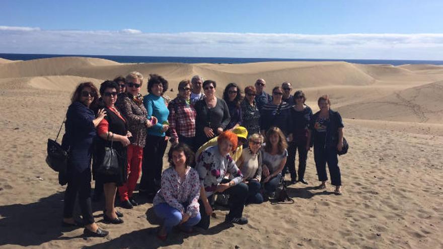 Los 26 agentes de Caspi Aviation en las dunas de Maspalomas.