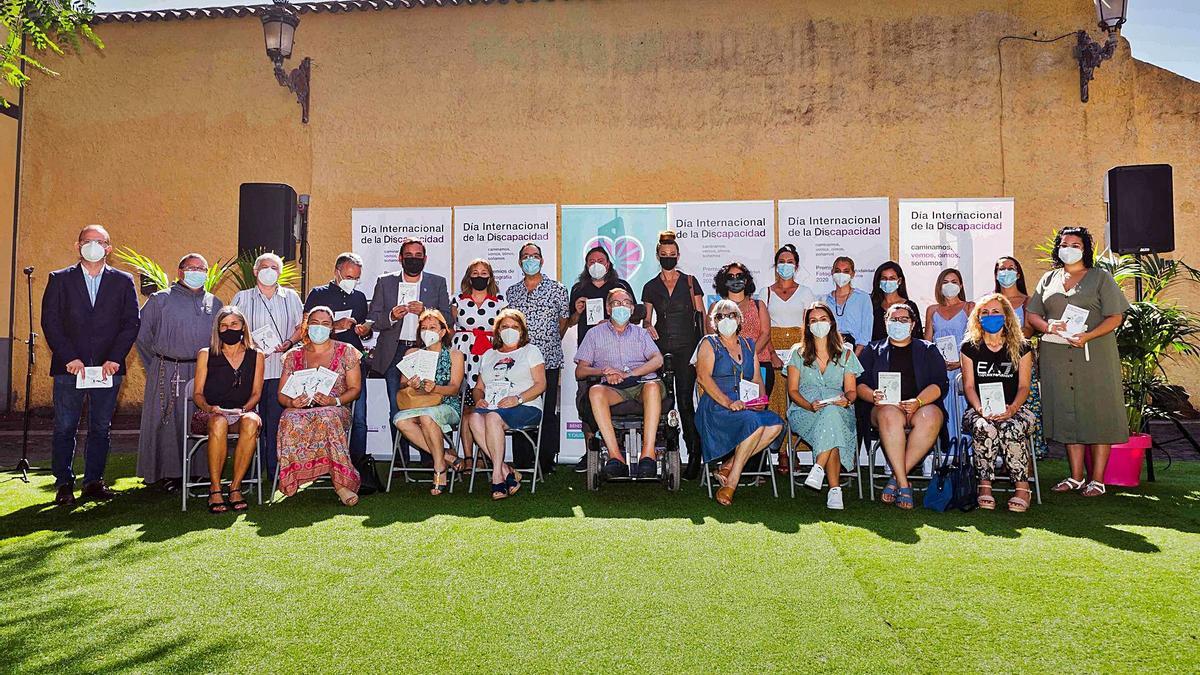 Los colectivos participantes en la presentación, junto a los representantes del Ayuntamiento de La Laguna.