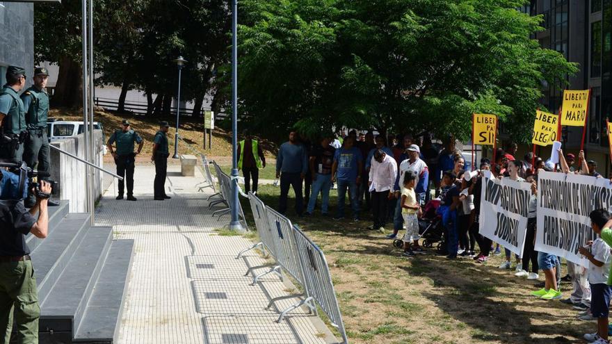 Manifestación ante el  juzgado de Cangas para pedir la libertad de Sinaí Giménez. |   // SANTOS ÁLVAREZ