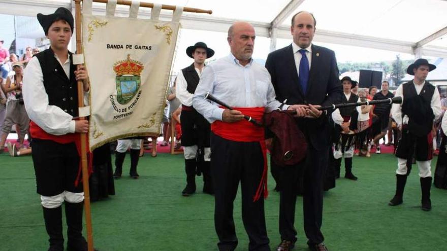 El fallecido alcalde Raposeiras, junto a la Banda de Gaitas cuya creación impulsó.  // Bernabé / Cris M.V.