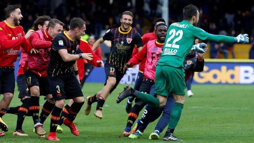Los jugadores del Benevento celebran el tanto del empate de su portero.