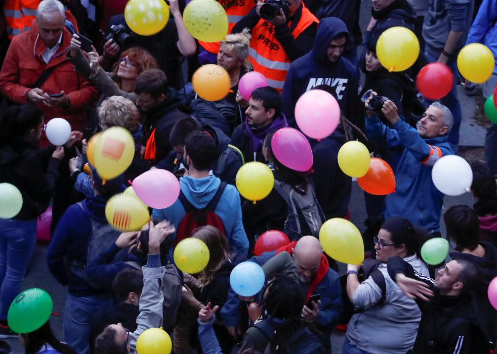Llançament de globus davant la conselleria d'Interior
