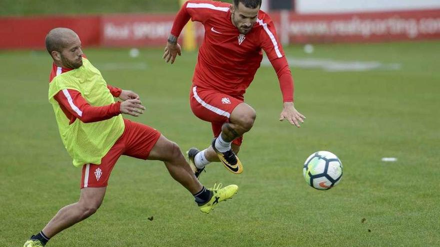 Rubén García supera la entrada de Lora en un entrenamiento.