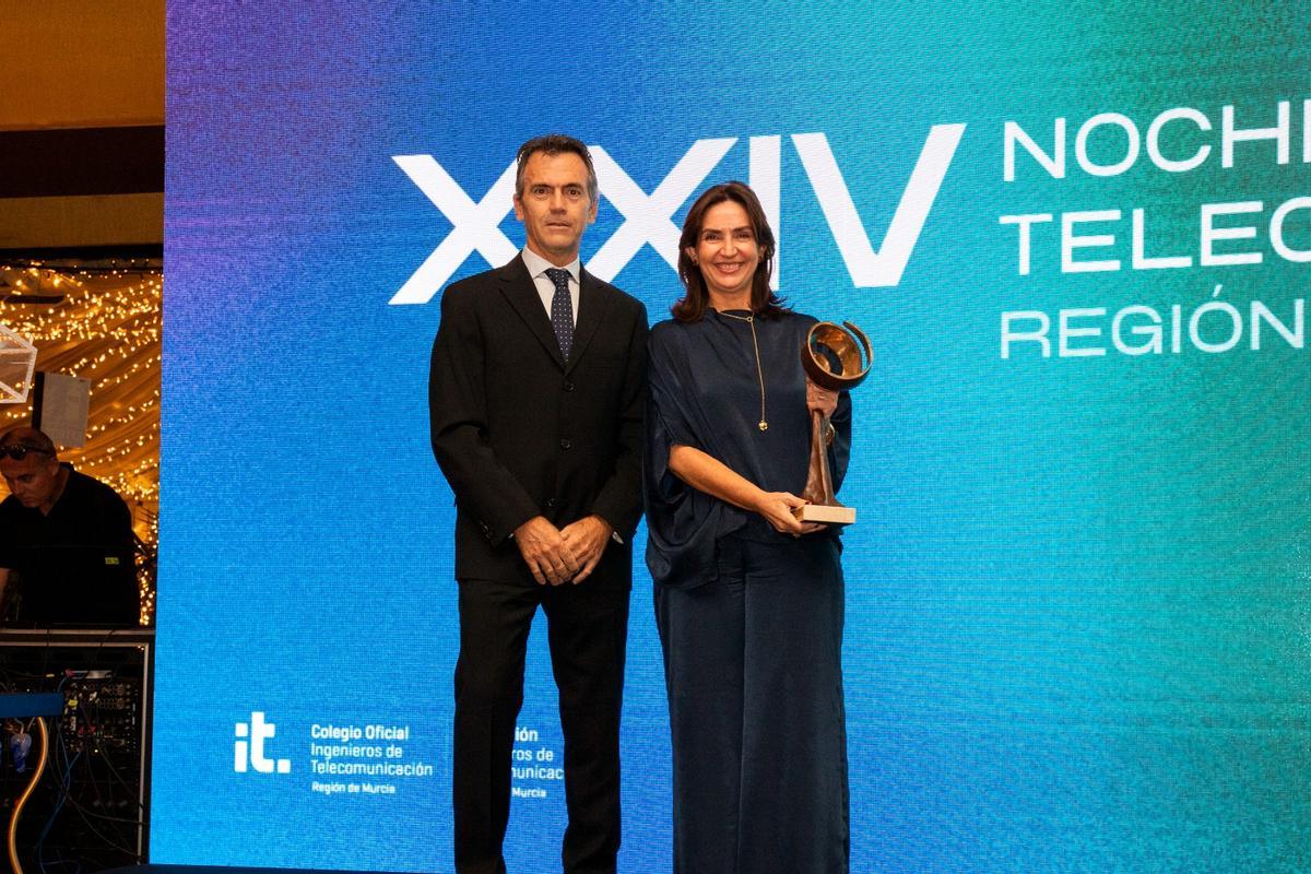 Carolina Olivares, presidenta de Unicef en Murcia, recogió el galardón de manos de Armando López, manager territorial de Relaciones Institucionales de MasOrange.