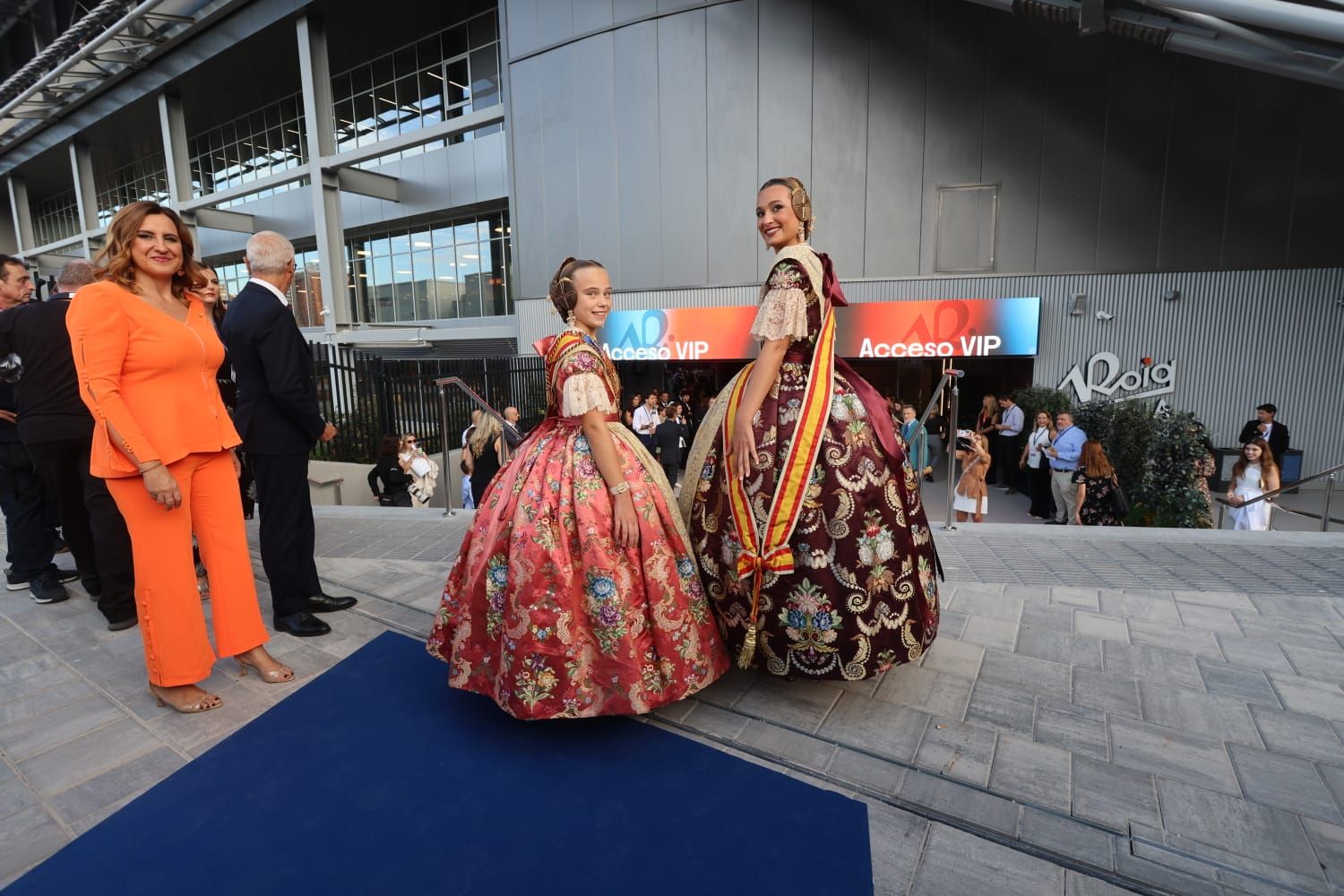 Así está el ambiente en el estreno de las fallas en el Roig Arena