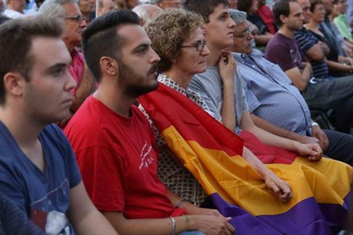 El candidat d’IU a les generals, Alberto Garzón, amb unes assistents al míting d’ahir al Prat.
