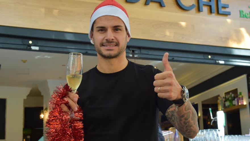 Vitolo, ayer, con el tradicional brindis navideño, a la puerta de su restaurante Mas da Che, en la plaza de España.