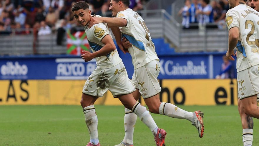 Yeremay celebra su gol de penalti con Miguel Loureiro. |  Fernando Fernández
