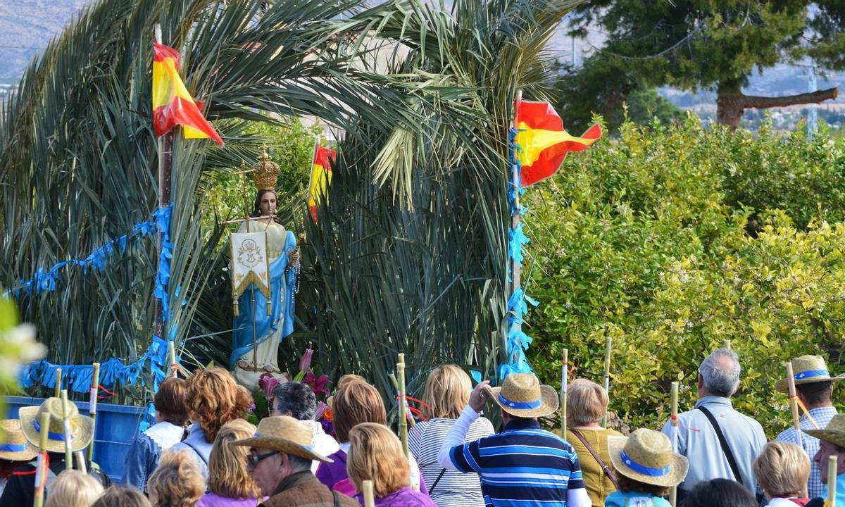 Romería en honor a la Virgen del Rosario, en la que vecinos de Albatera suben a la Virgen a la sierra