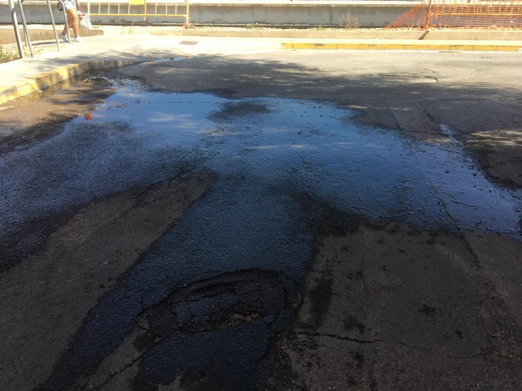 Los vertidos se extienden por toda la calle, que linda con las vías de metro