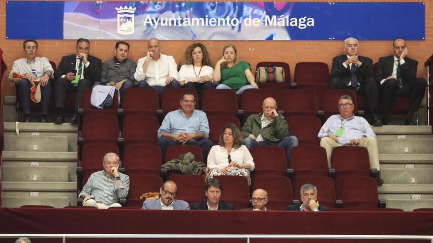 El palco de autoridades del Carpena, con el presidente Manuel Azuaga, en la segunda fila, y Eduardo García al frente, ante el Andorra.