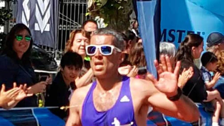 Alberto Suárez Laso, entrando en la meta de Santoña.