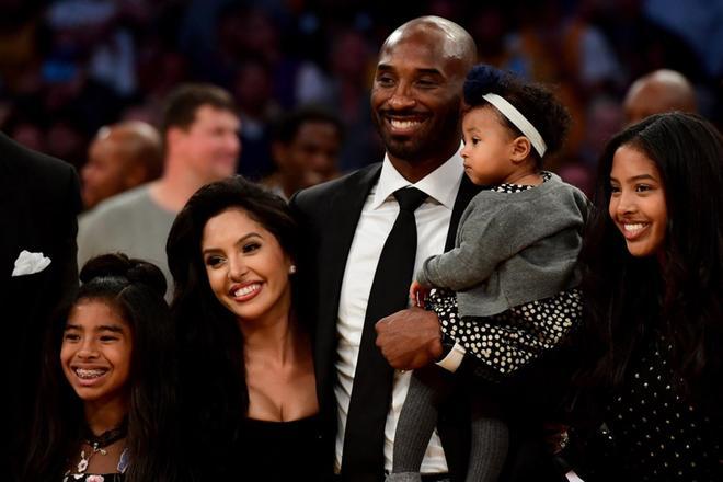 Kobe Bryant posa junto a su familia el 18 de diciembre de 2017, día de su homenaje en el Staples Center en el que han sido retiradas las camisetas con sus dos dorsales en Los Angeles, California.